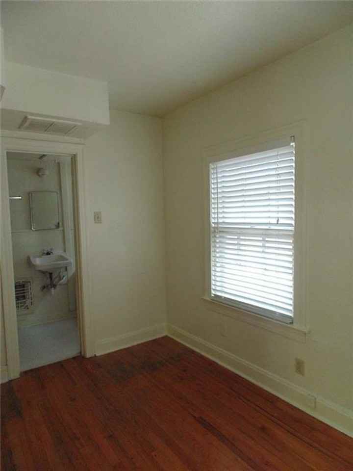 912 W 22nd 1/2 St #I - Photo 5 of 9