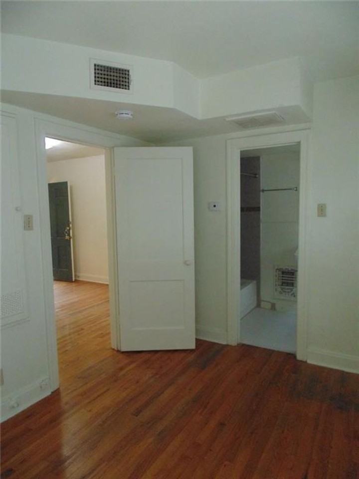 912 W 22nd 1/2 St #I - Photo 7 of 9
