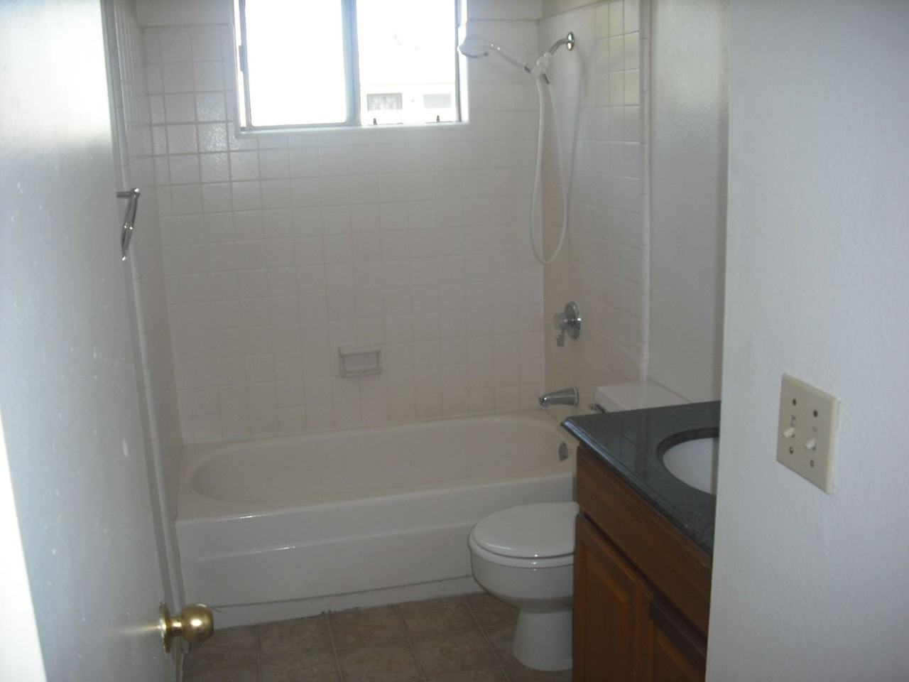 1136 Chalmette Ave - Photo 5 of 7