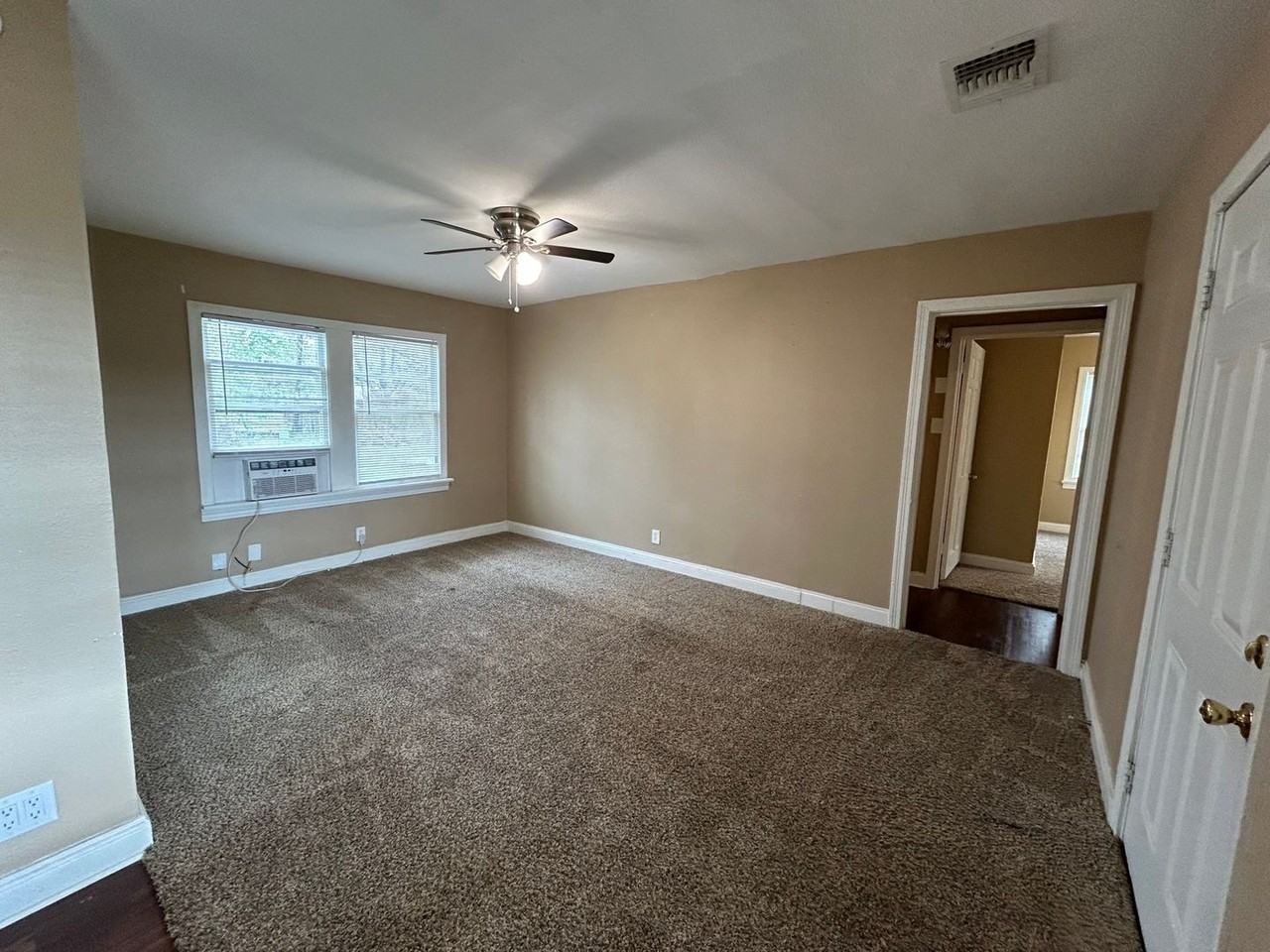 1108 Clarence St - Photo 2 of 10