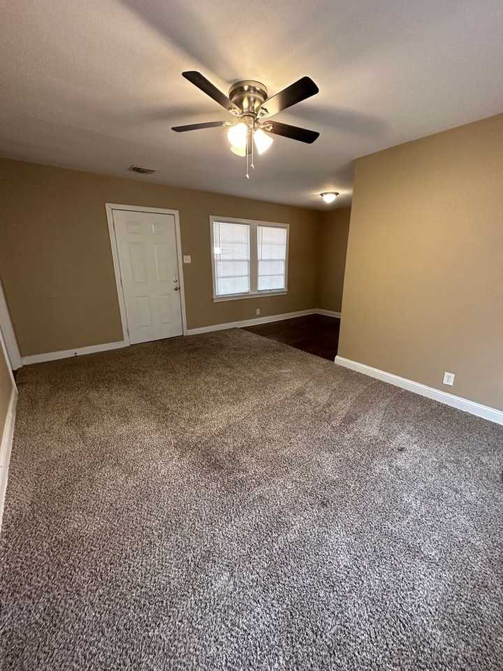 1108 Clarence St - Photo 3 of 10