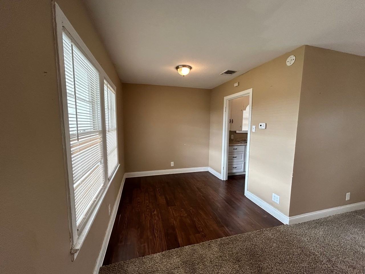 1108 Clarence St - Photo 4 of 10