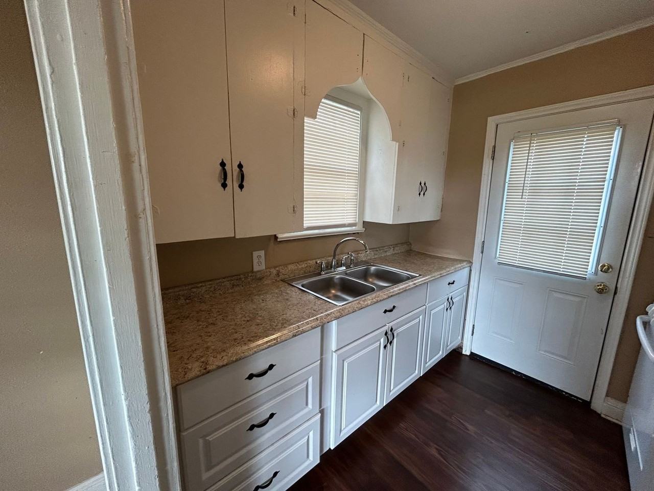 1108 Clarence St - Photo 5 of 10