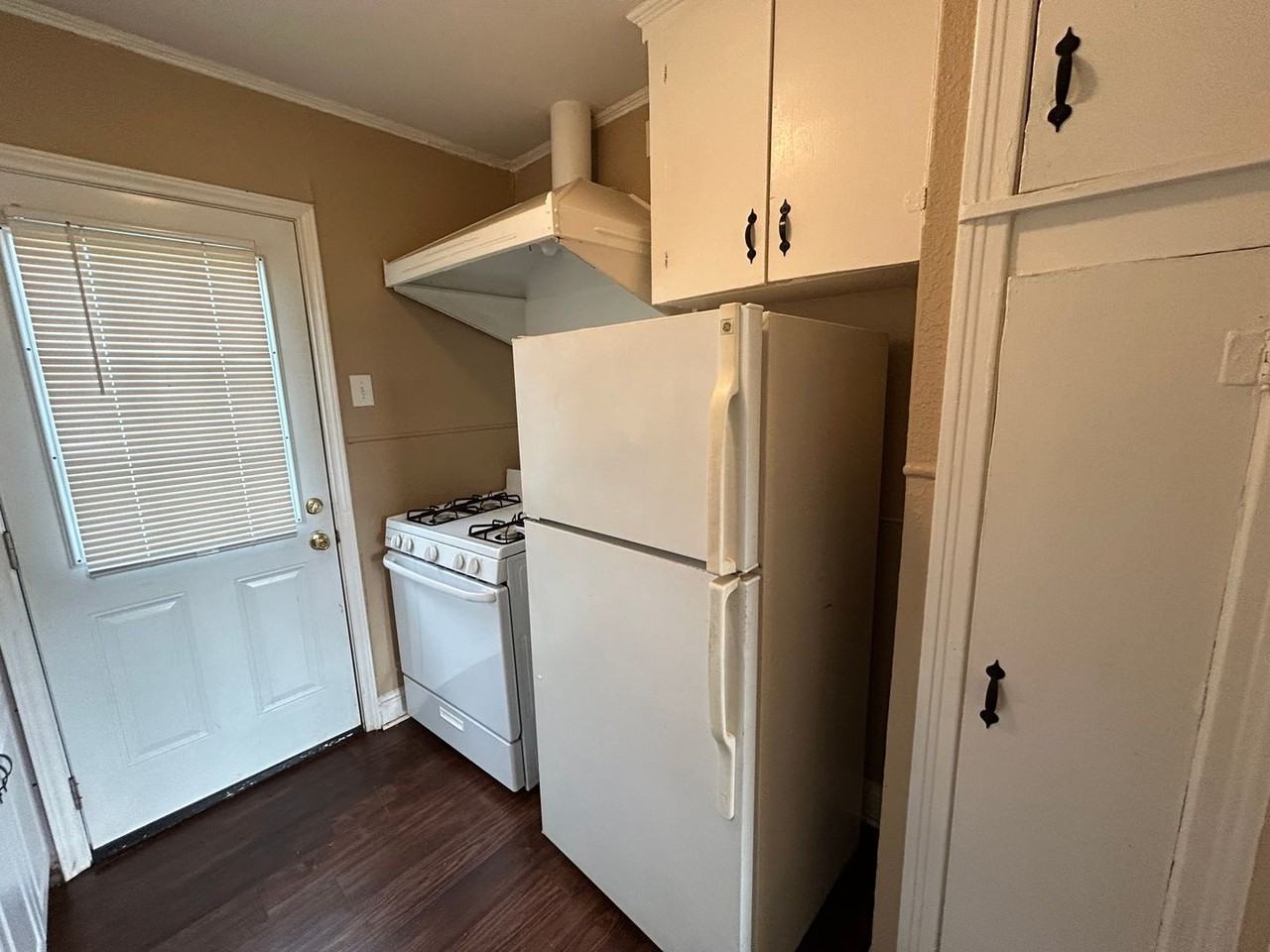 1108 Clarence St - Photo 6 of 10