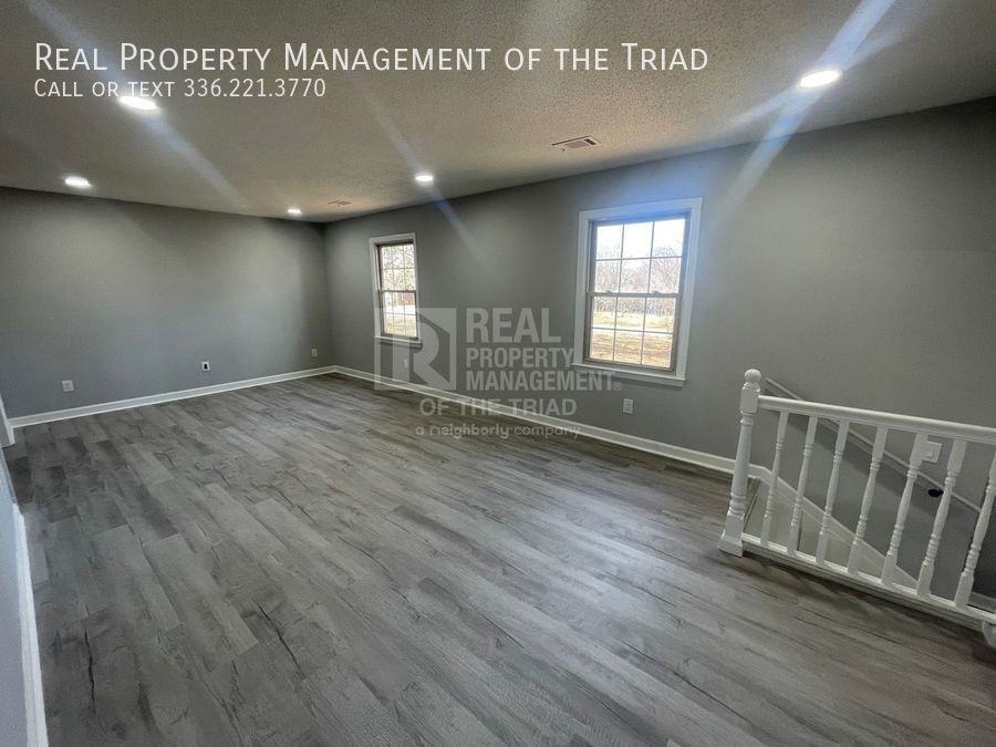 421 Kingsway Dr - Photo 2 of 19