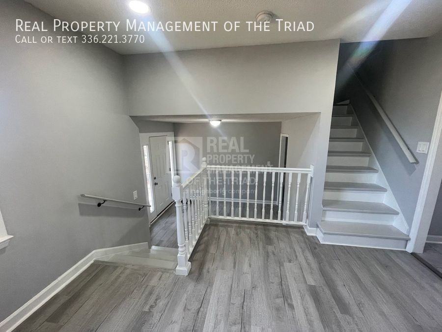 421 Kingsway Dr - Photo 3 of 19