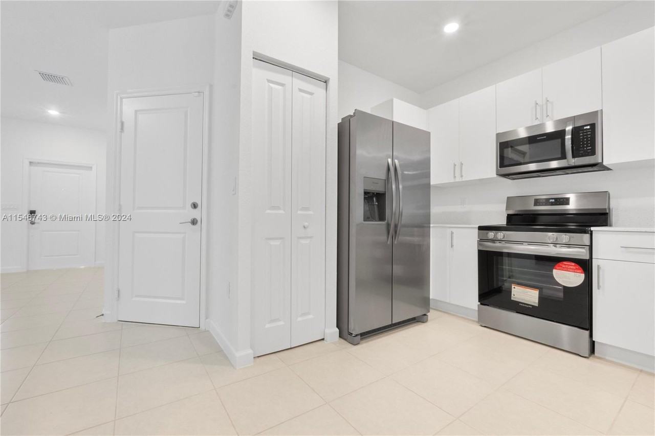 2713 Nw 55th St - Photo 2 of 18