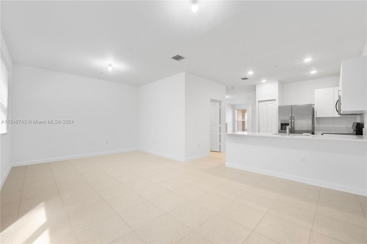 2713 Nw 55th St - Photo 3 of 18