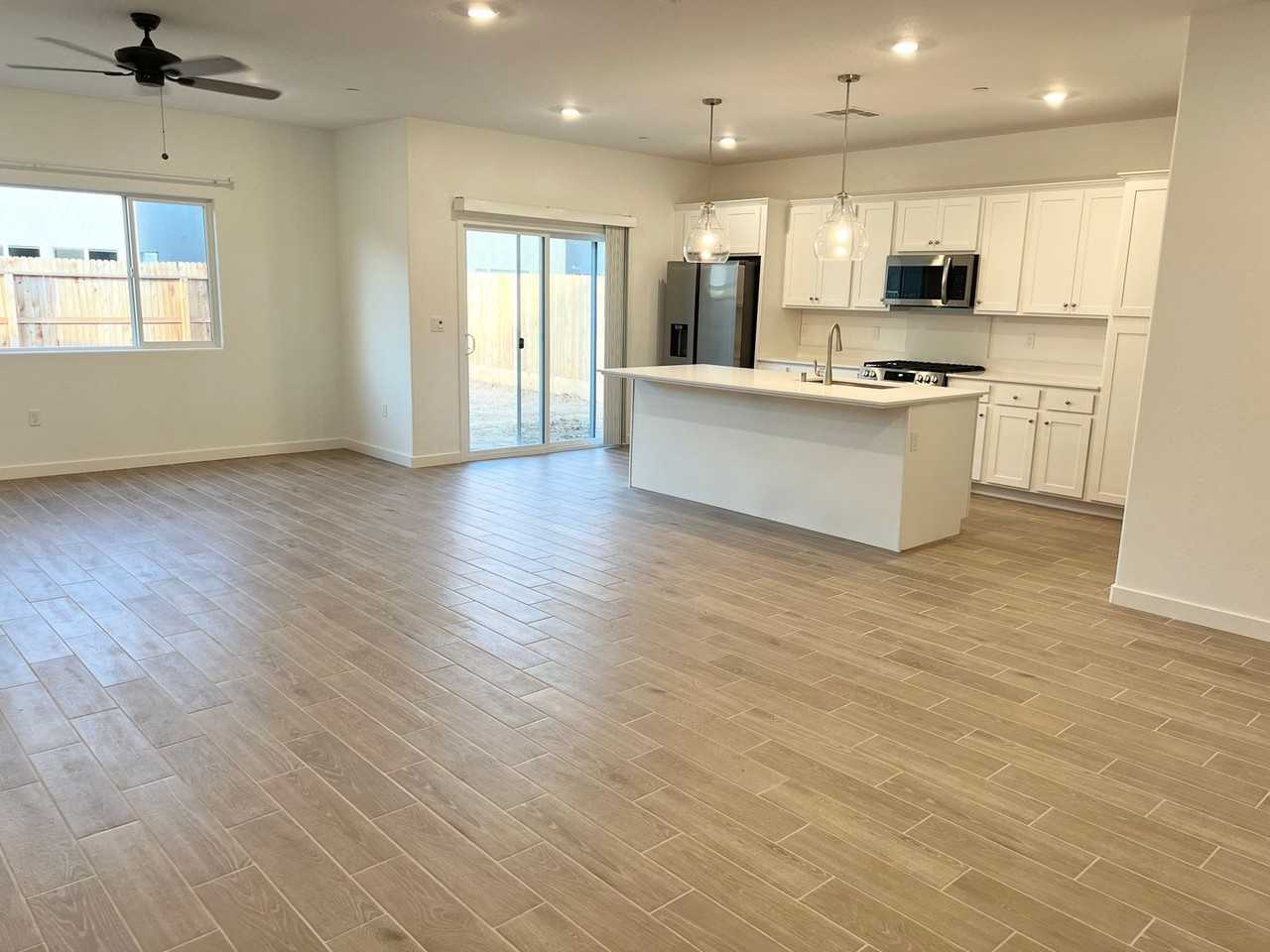 6590 E Krum Ave - Photo 3 of 18