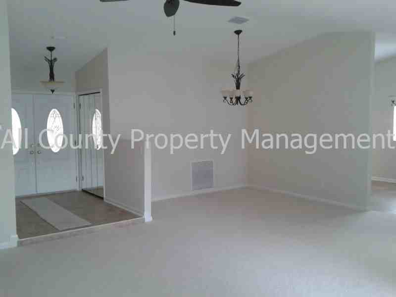 2033 Ridgecrest Dr - Photo 2 of 15