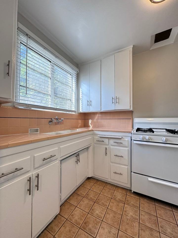 1909 N Las Palmas Ave - Photo 4 of 9