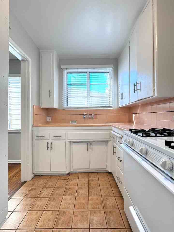 1909 N Las Palmas Ave - Photo 5 of 9