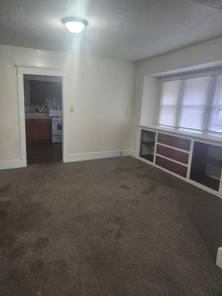 416 Russell Ave - Photo 2 of 11