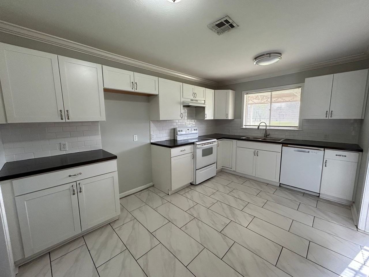 1603 Anita St - Photo 4 of 16