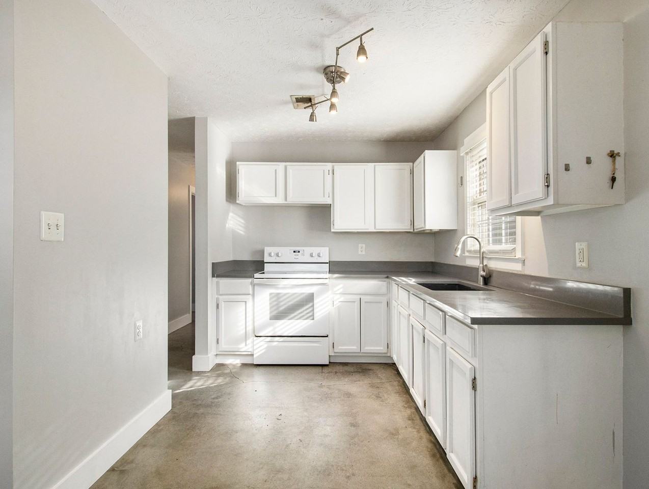 250 Little Street Southeast - Photo 6 of 18