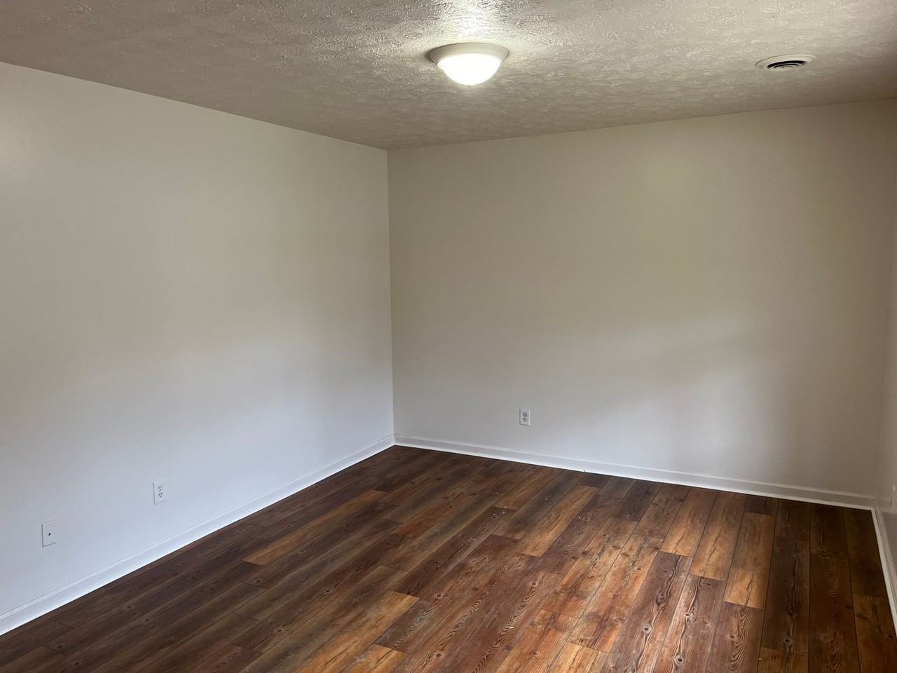 1146 Stephens St - Photo 2 of 8