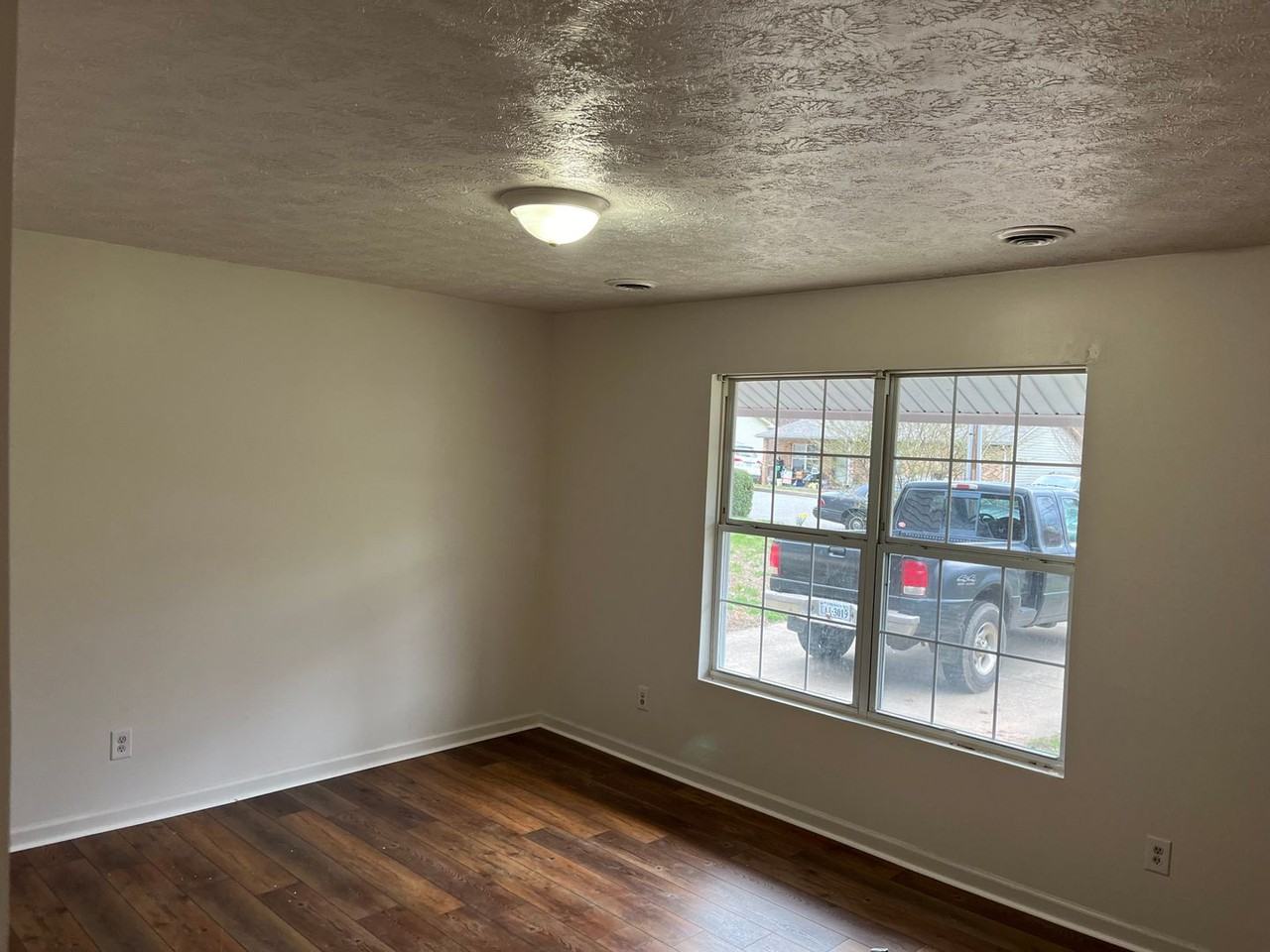 1146 Stephens St - Photo 3 of 8