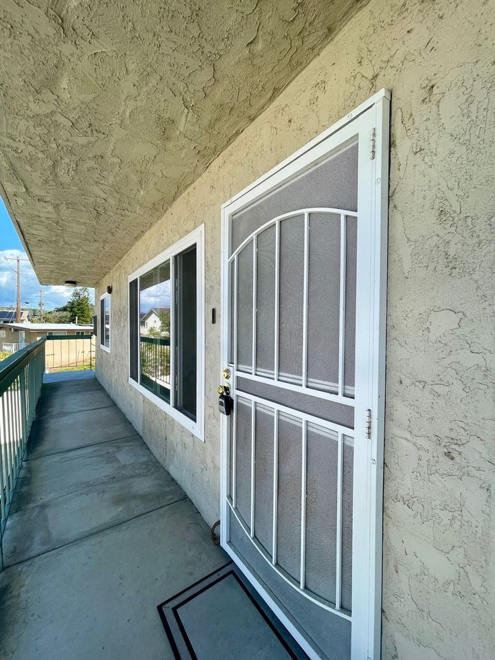 12716 Lakeshore Dr #I - Photo 2 of 18