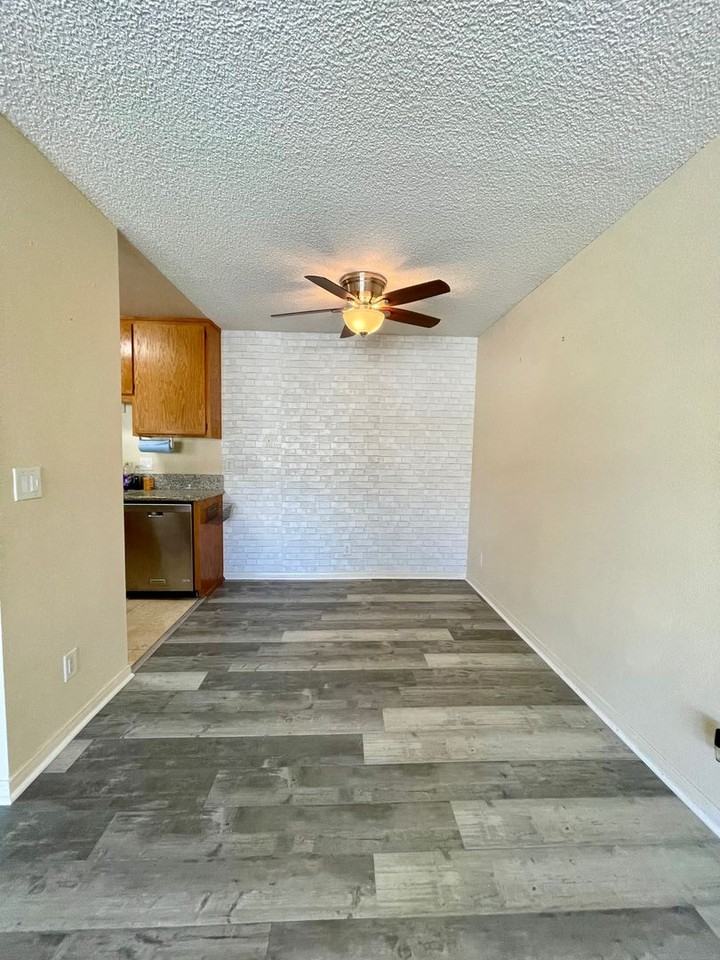 12716 Lakeshore Dr #I - Photo 5 of 18