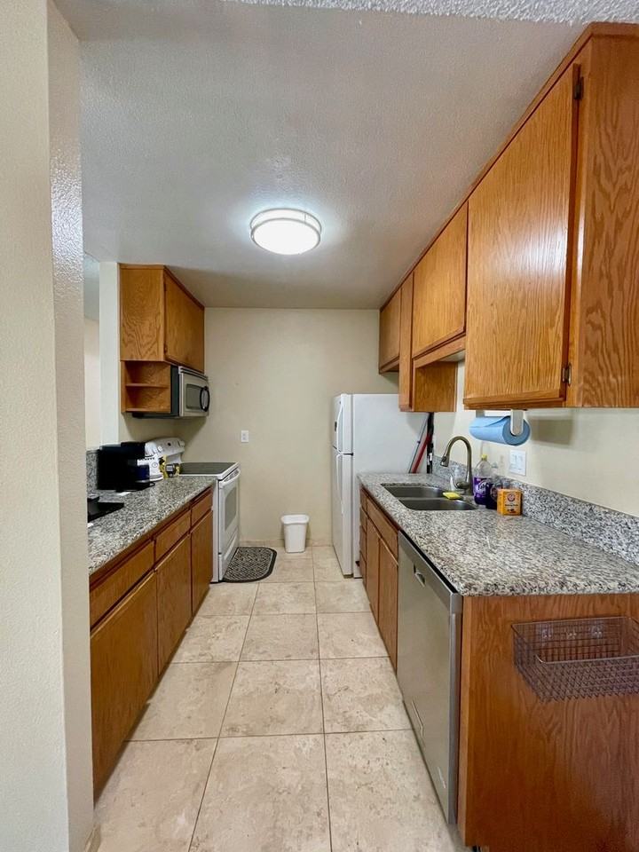 12716 Lakeshore Dr #I - Photo 7 of 18
