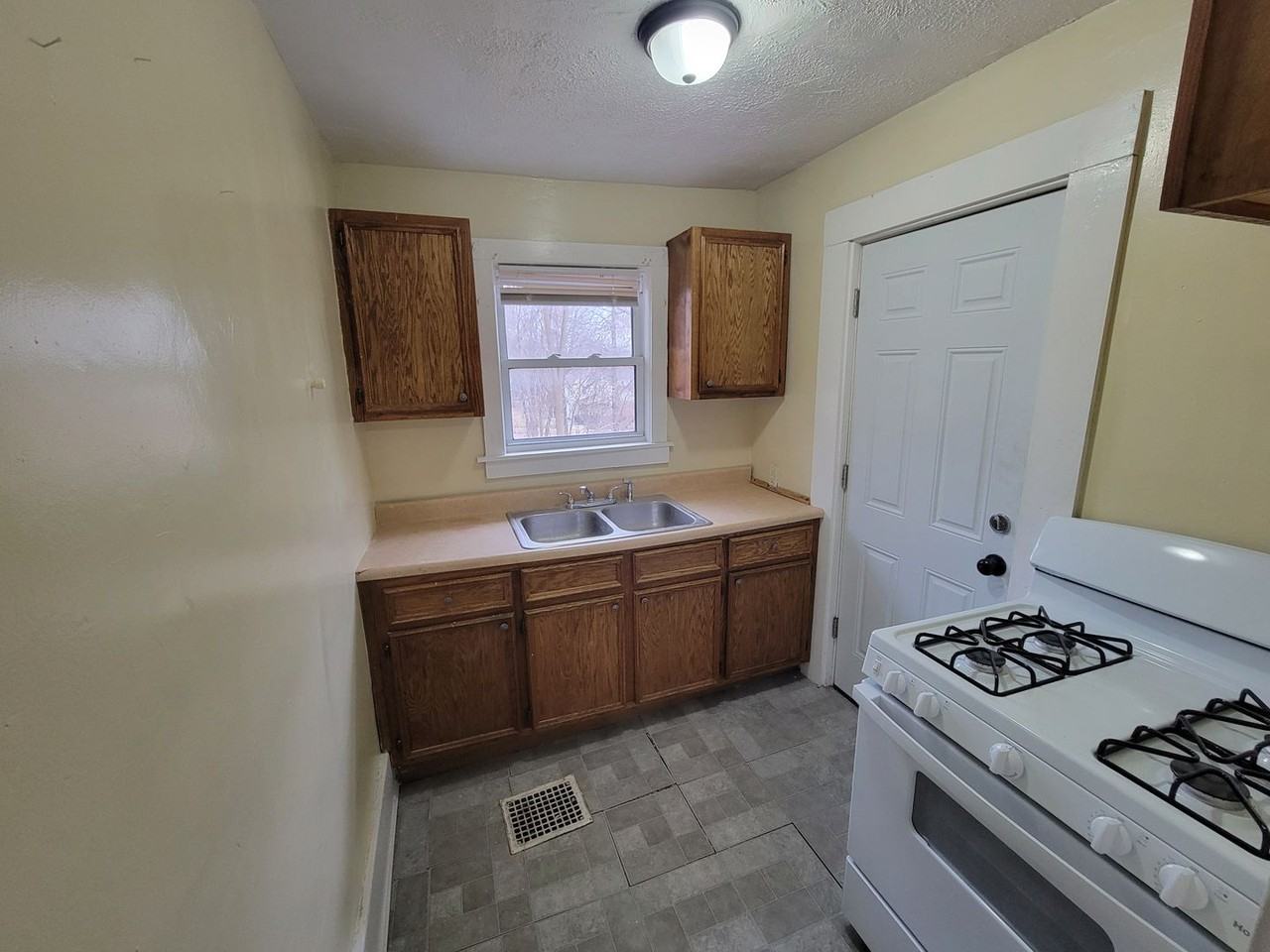 1129 - Photo 2 of 13