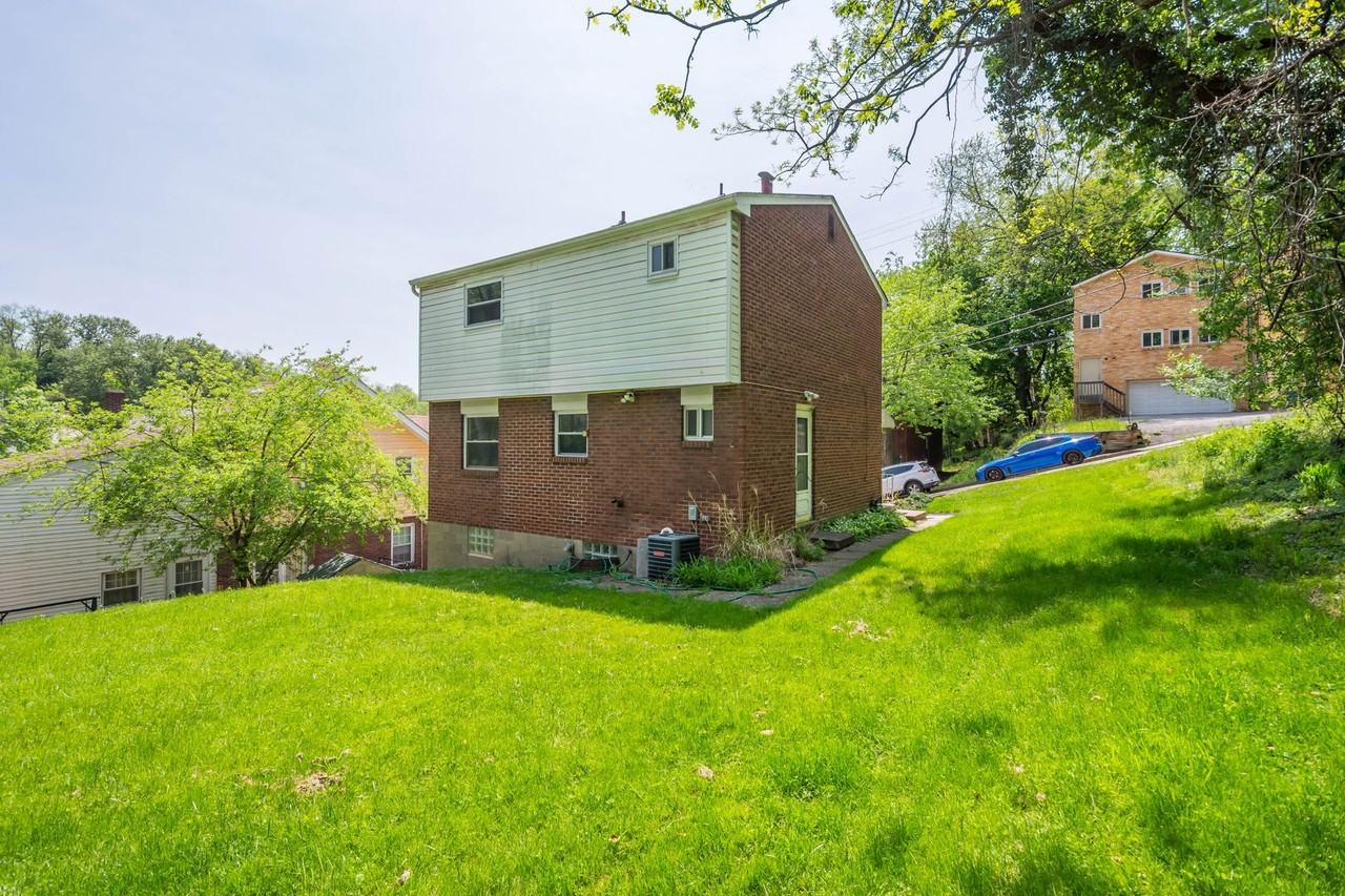 526 Windsor Ave - Photo 4 of 26