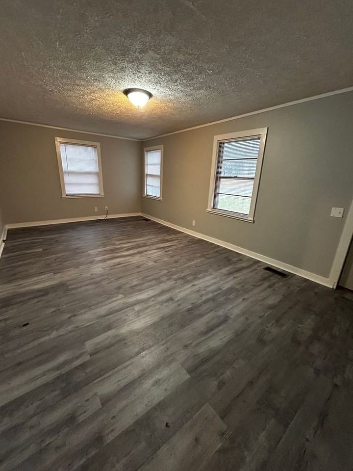 1405 Church Ave Se - Photo 2 of 9
