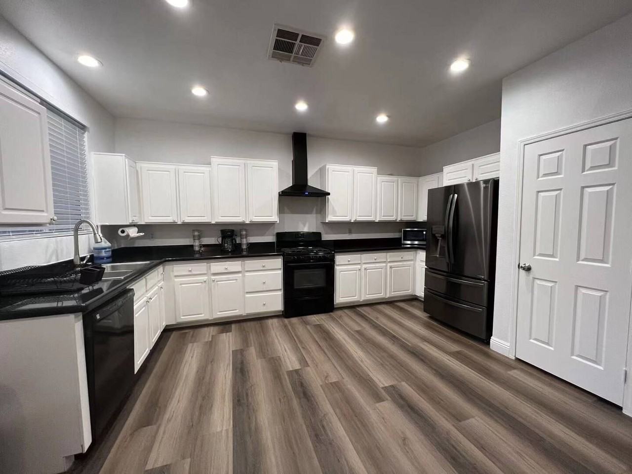 4570 Sparwood Dr - Photo 3 of 20