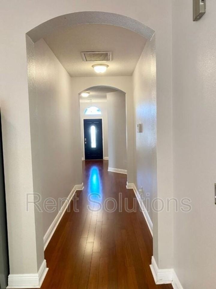 7506 South West Shore Boulevard - Photo 4 of 22