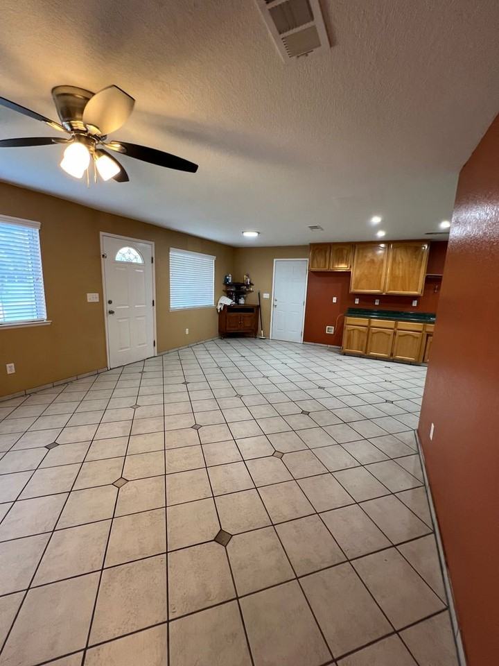 1417 Hall Ave - Photo 4 of 22