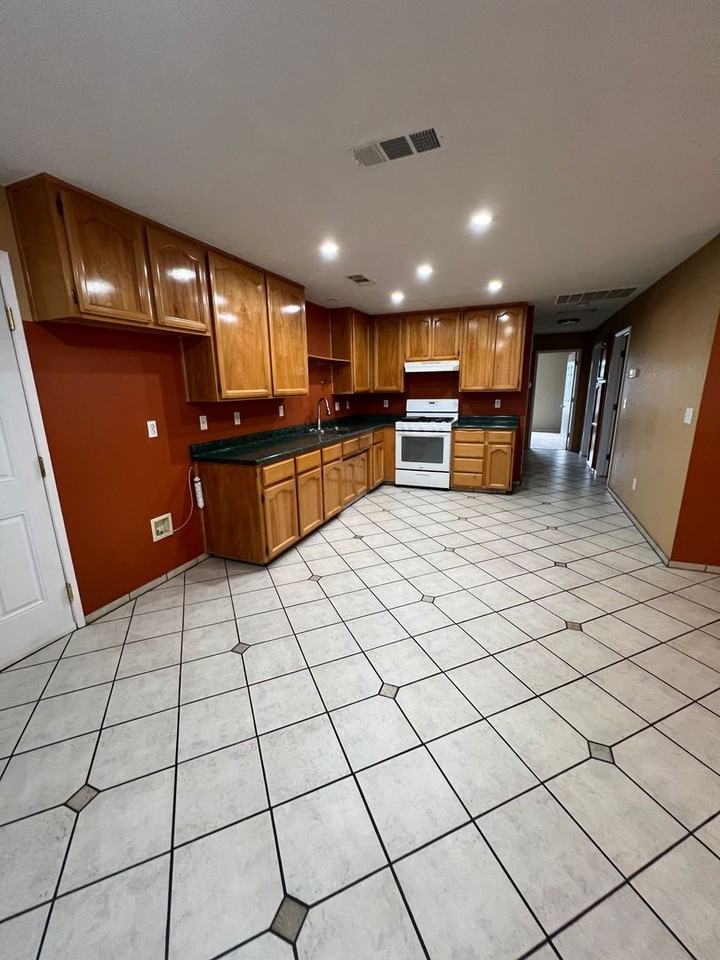 1417 Hall Ave - Photo 6 of 22
