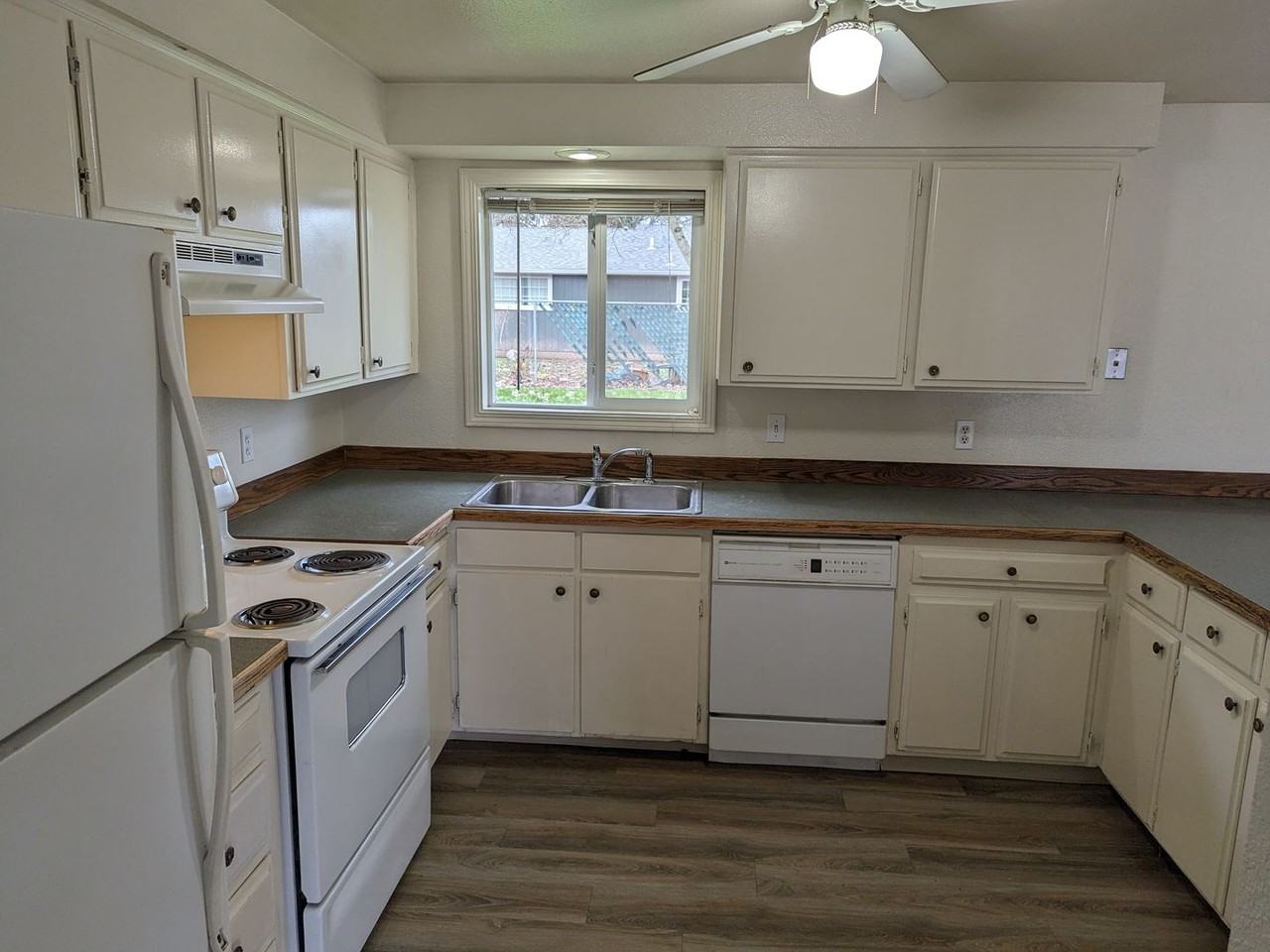 4663 Windsor Way Ne - Photo 3 of 12