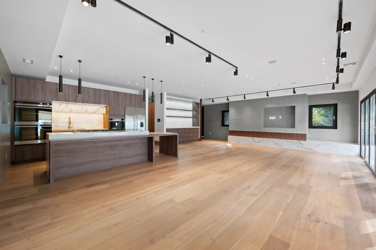 317 Meadow Ln - Photo 2 of 38