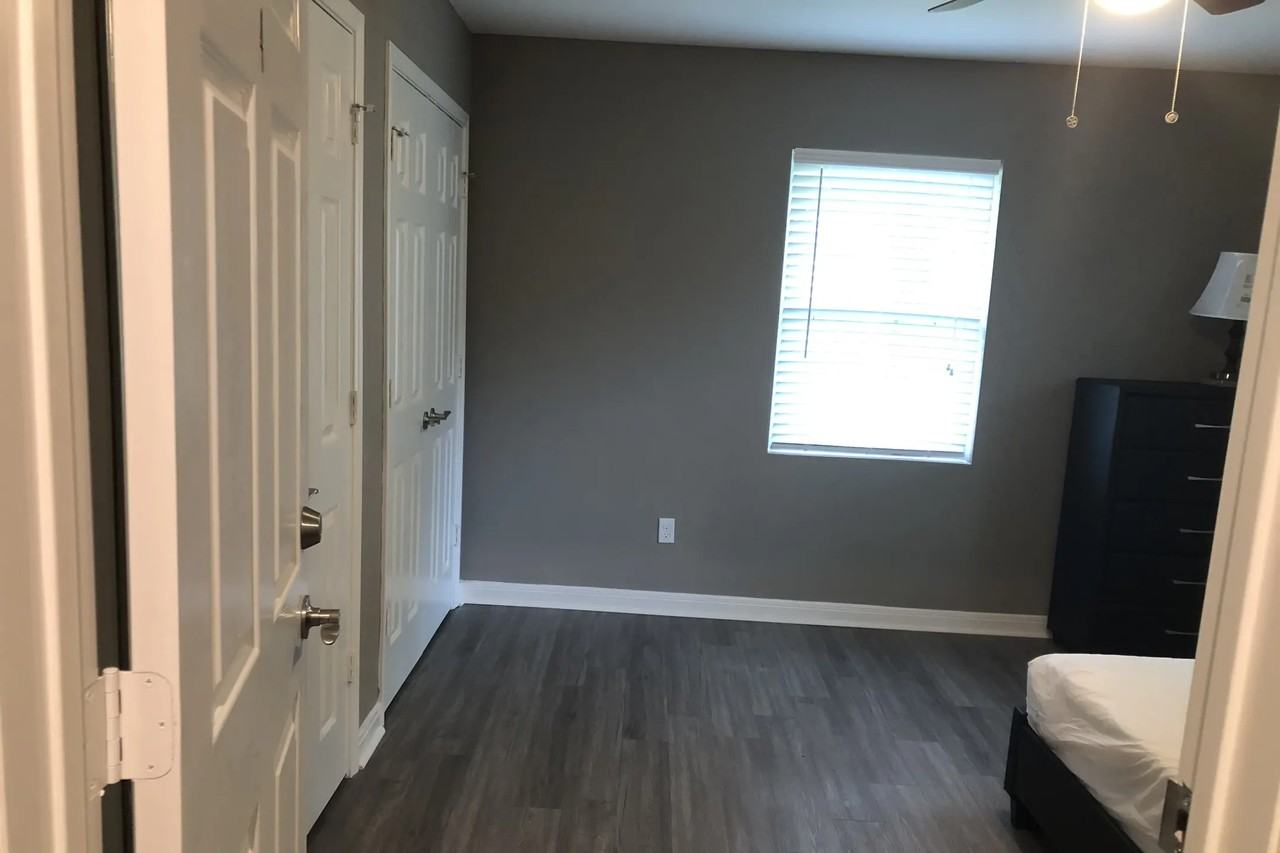 190 Clark St Rm 1 - Photo 2 of 3