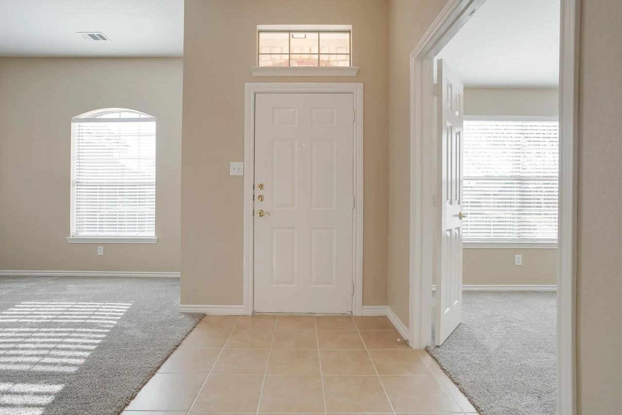 9508 Fox Hill Dr - Photo 3 of 25