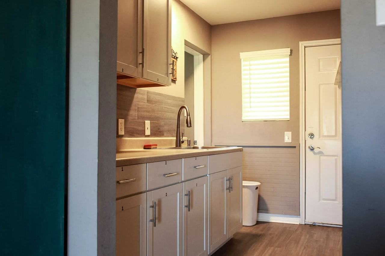 184 Clark St Rm 3 - Photo 2 of 4