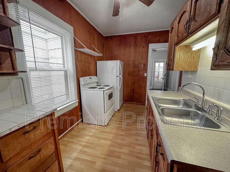 724 S Fuller Ave - Photo 3 of 12