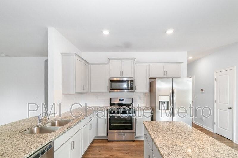 8019 Rowling Dr - Photo 2 of 20