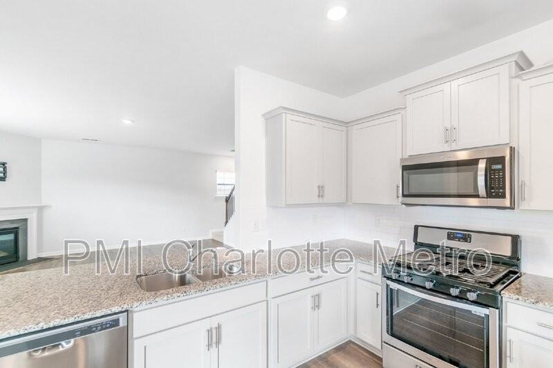 8019 Rowling Dr - Photo 3 of 20