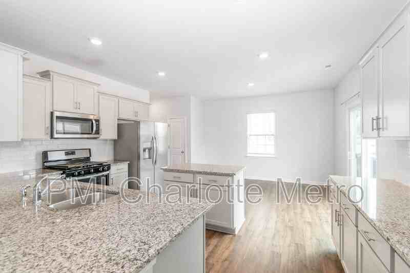 8019 Rowling Dr - Photo 4 of 20