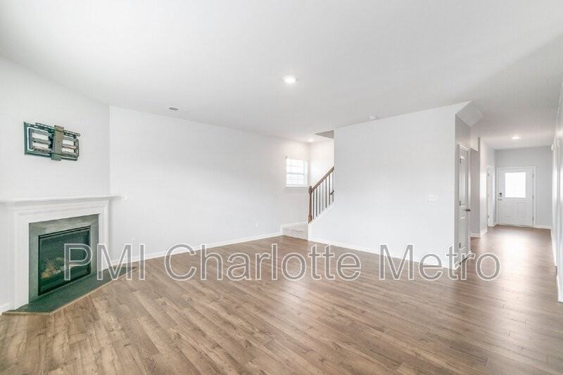 8019 Rowling Dr - Photo 5 of 20