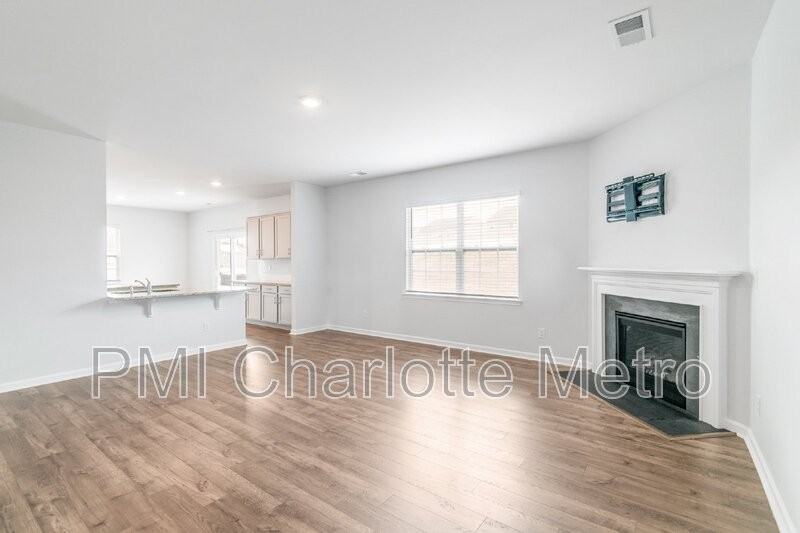 8019 Rowling Dr - Photo 6 of 20