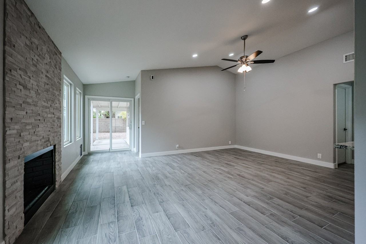 2517 W Sheffield Ave - Photo 4 of 26