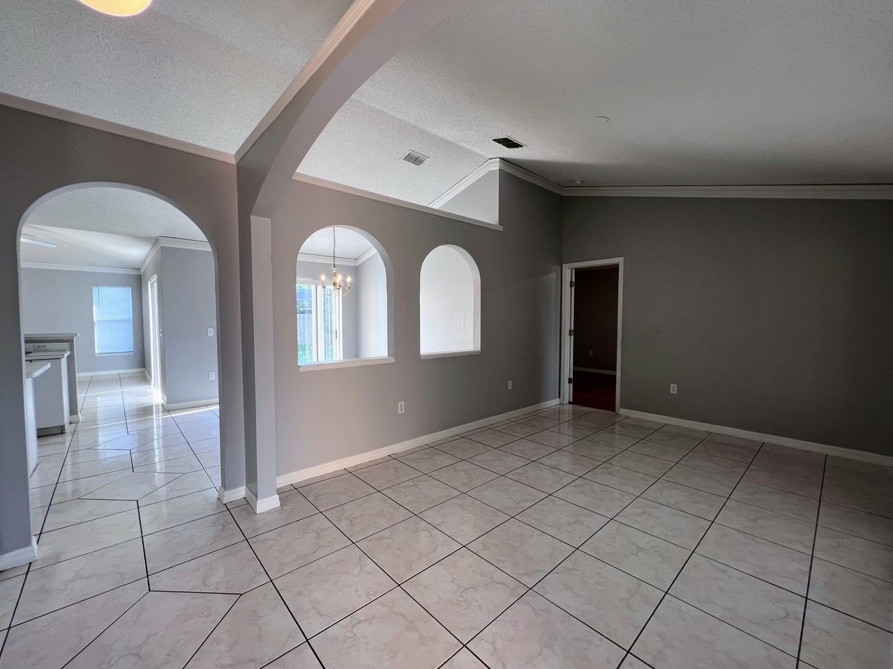 220 Canterbury Ct - Photo 3 of 26