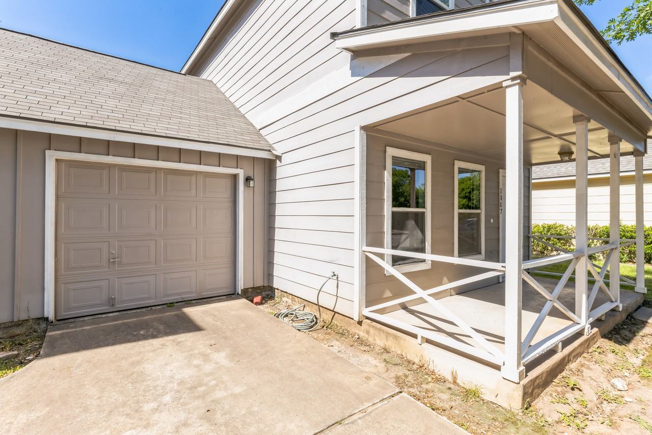 1107 E 3rd St - Photo 3 of 43