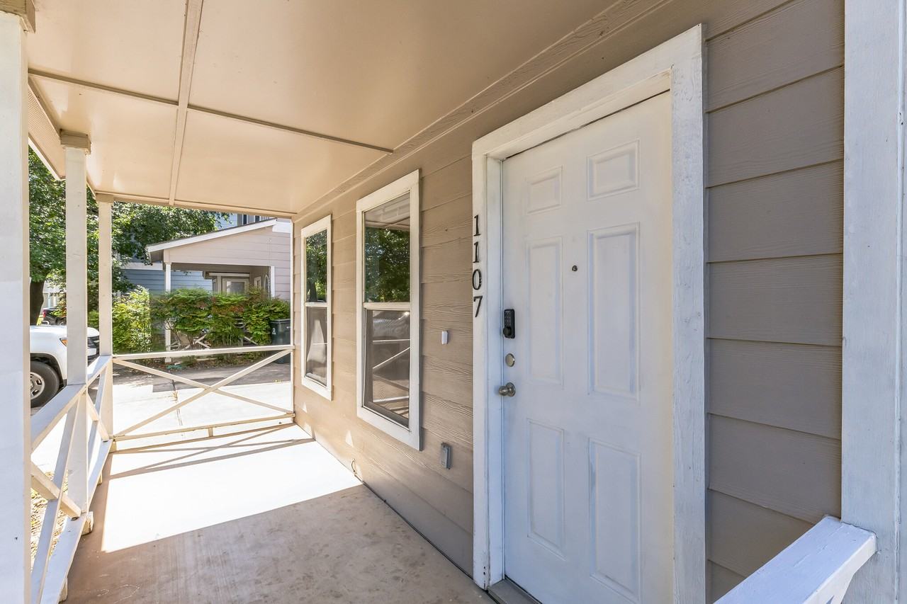 1107 E 3rd St - Photo 4 of 43