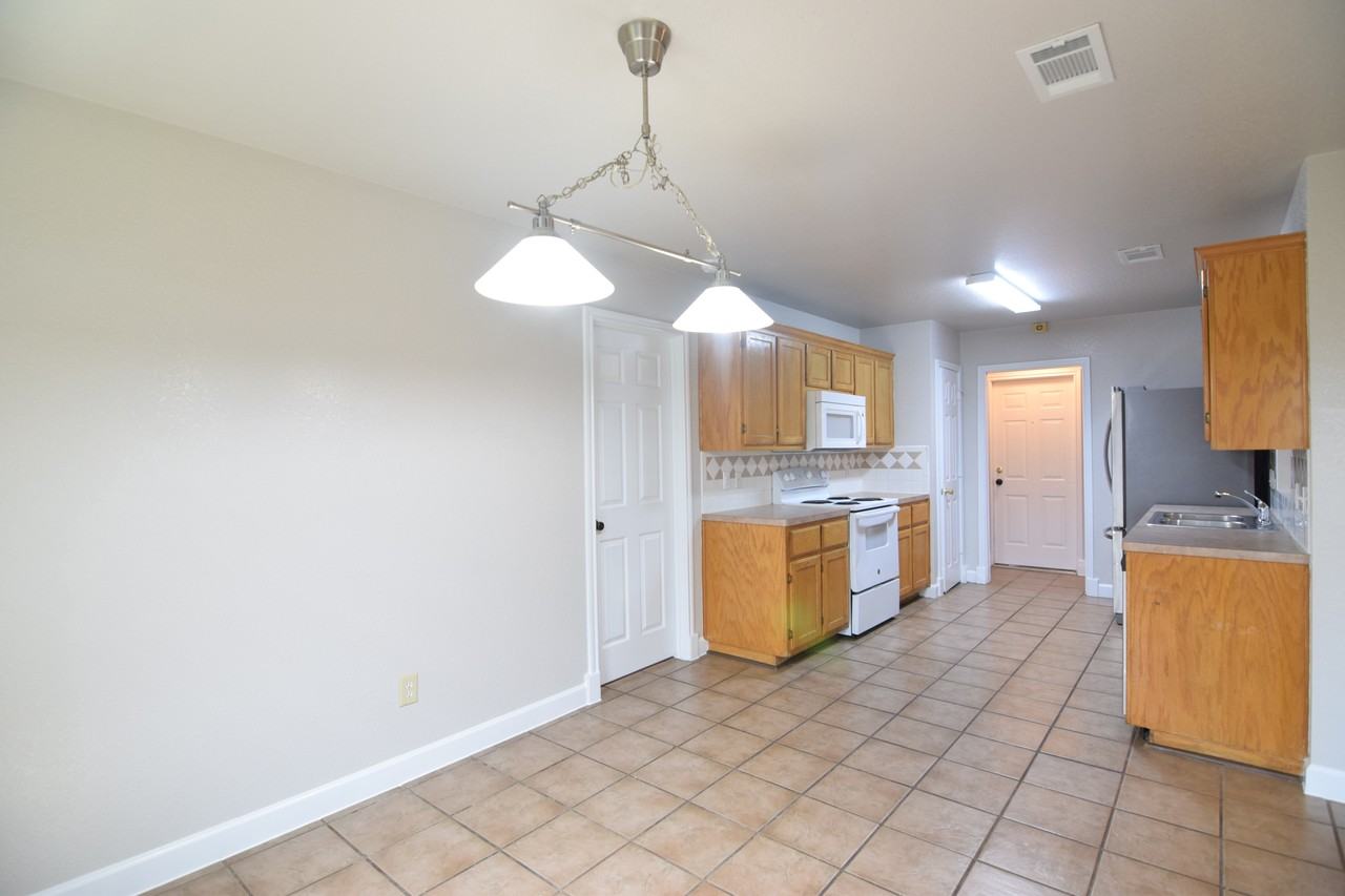 2610 Littlewood Dr - Photo 4 of 20