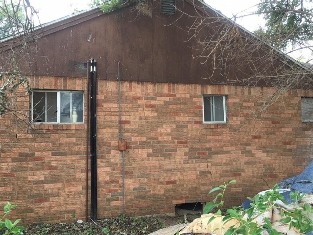 705 W 6th St - Photo 2 of 10