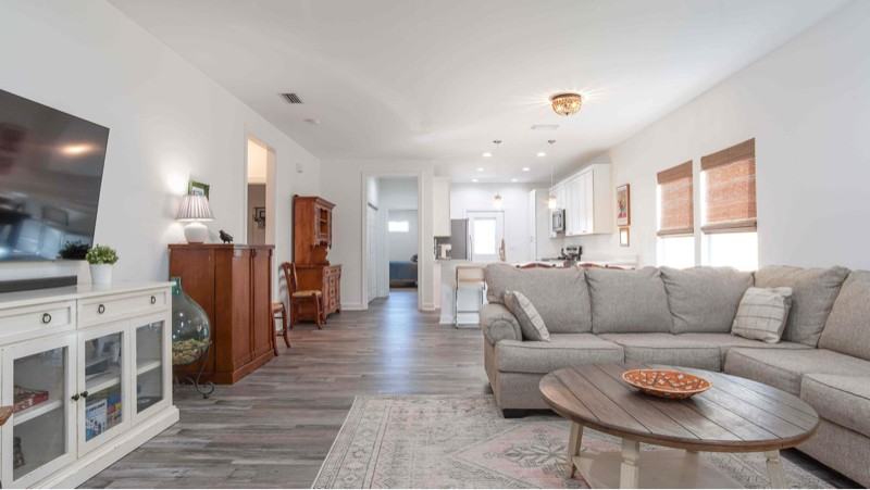 2910 Clearview Ave - Photo 4 of 23