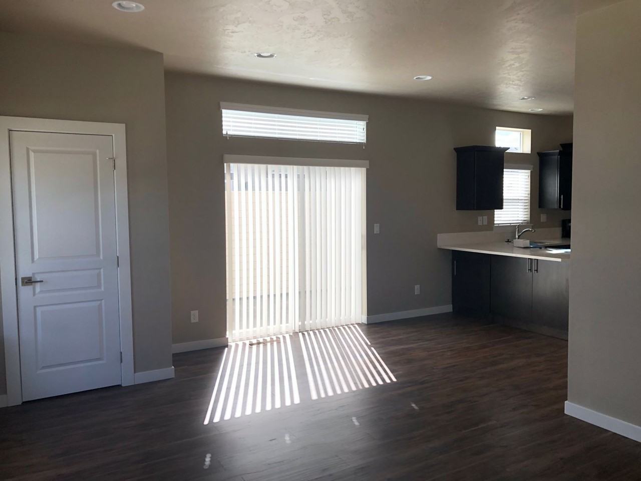 1591 Ne Rumgay Ln - Photo 2 of 8